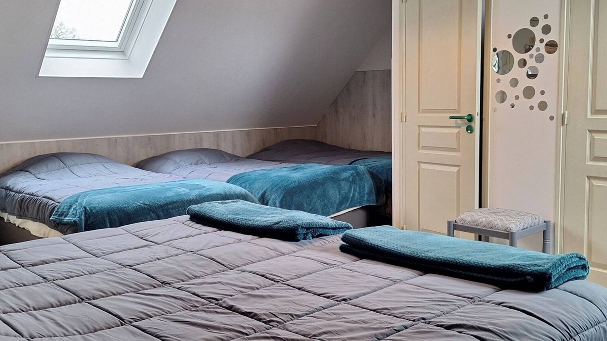 Fye Apartment | Room 'Le Meslay N°10 - Chambre 6 Pers' with Shared Terrace, Shared Garden and Wi-Fi
