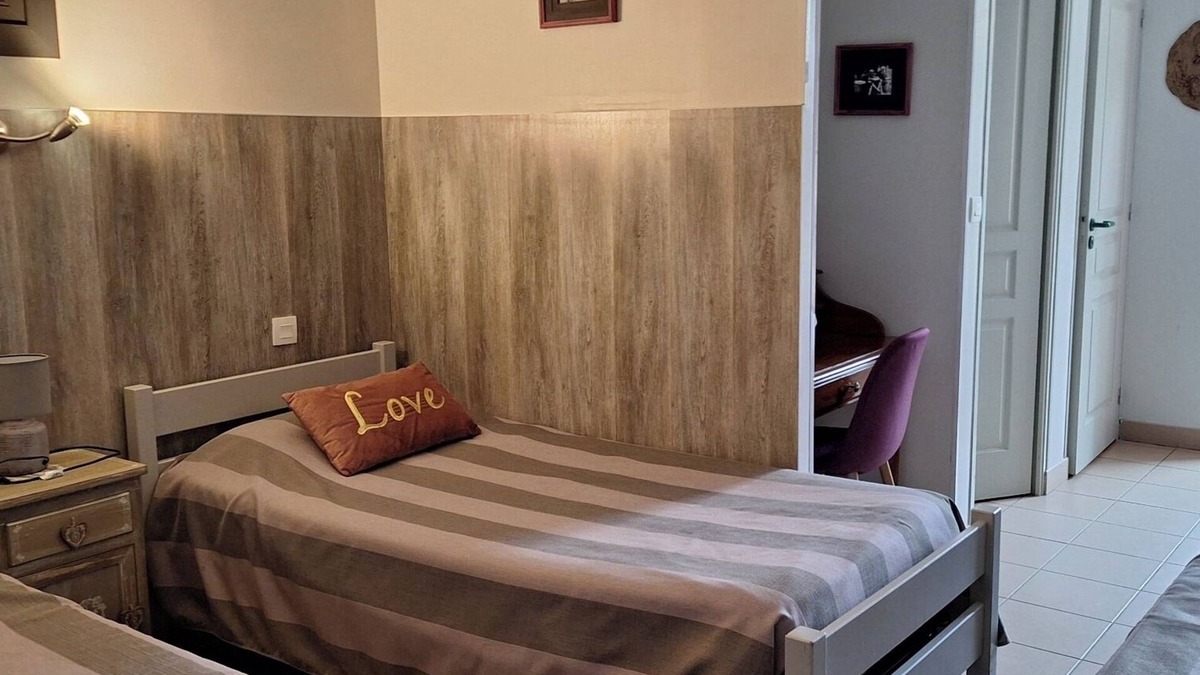 Fye Apartment | Room 'Le Meslay N°7 - Chambre 4 Pers' with Shared Terrace, Shared Garden and Wi-Fi