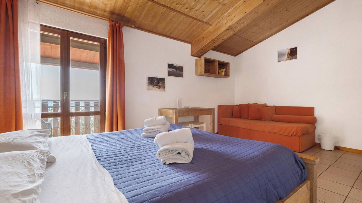 Gaino Apartment | Room 'Matrimoniale Con Balcone' with Lake View, Shared Garden and Wi-Fi