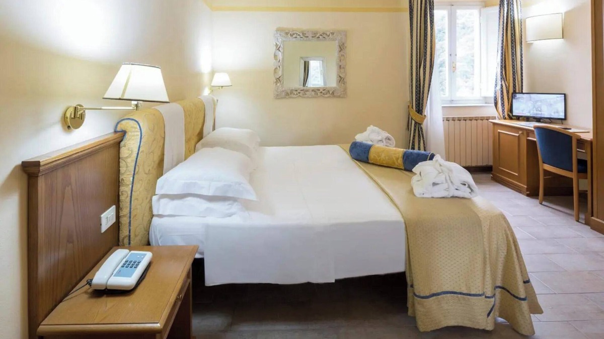 Bagni di Lucca Apartment | Room 'Matrimoniale 2' with Shared Garden, Wi-Fi and Air Conditioning