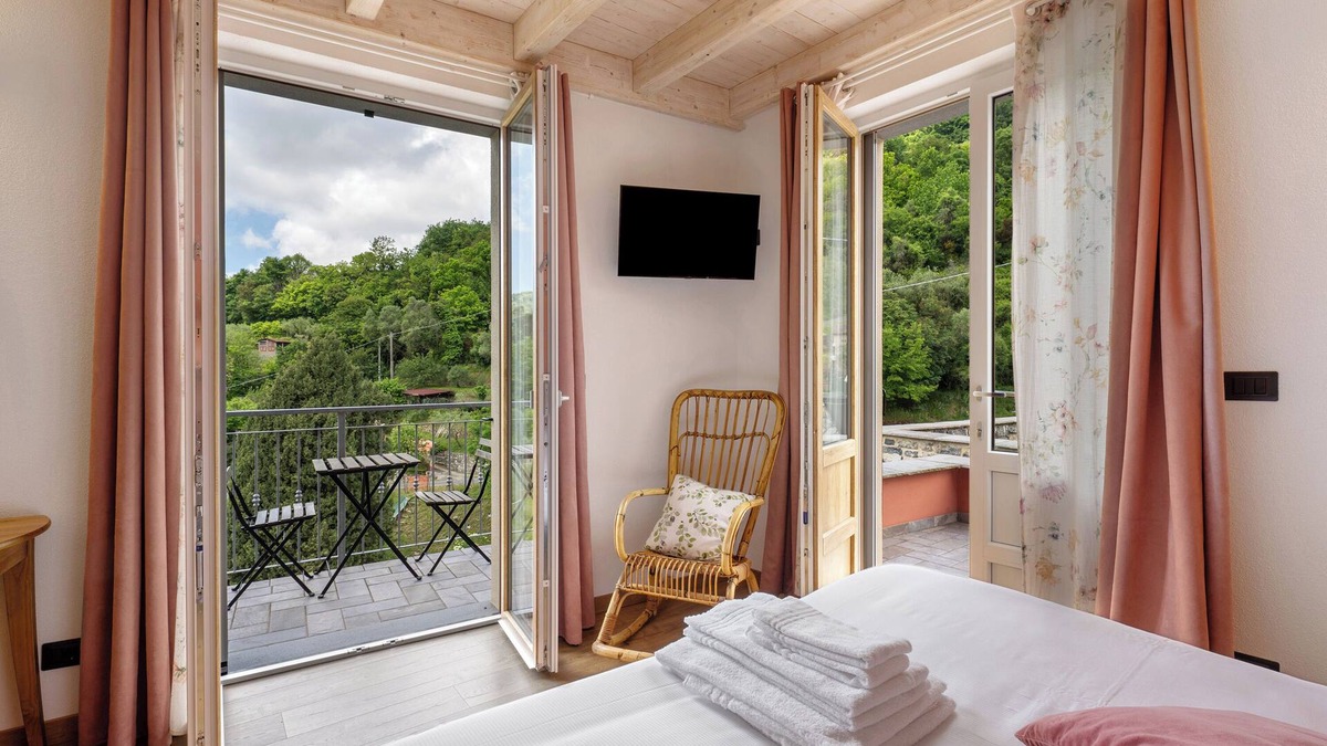 Velva Apartment | Room 'Mereta' with Mountain View, Wi-Fi and Air Conditioning