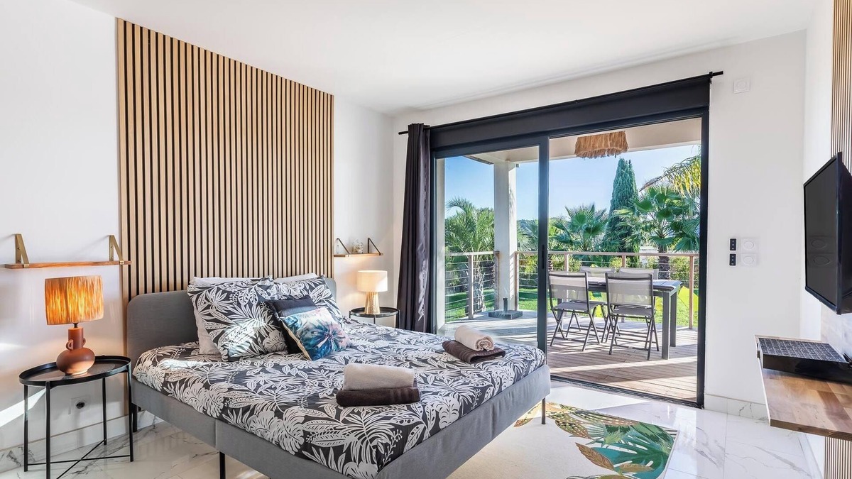 Plaissan Bed & Breakfast | Room n°1 in Villa SCL - Summer kitchen - Heated pool - Terrace