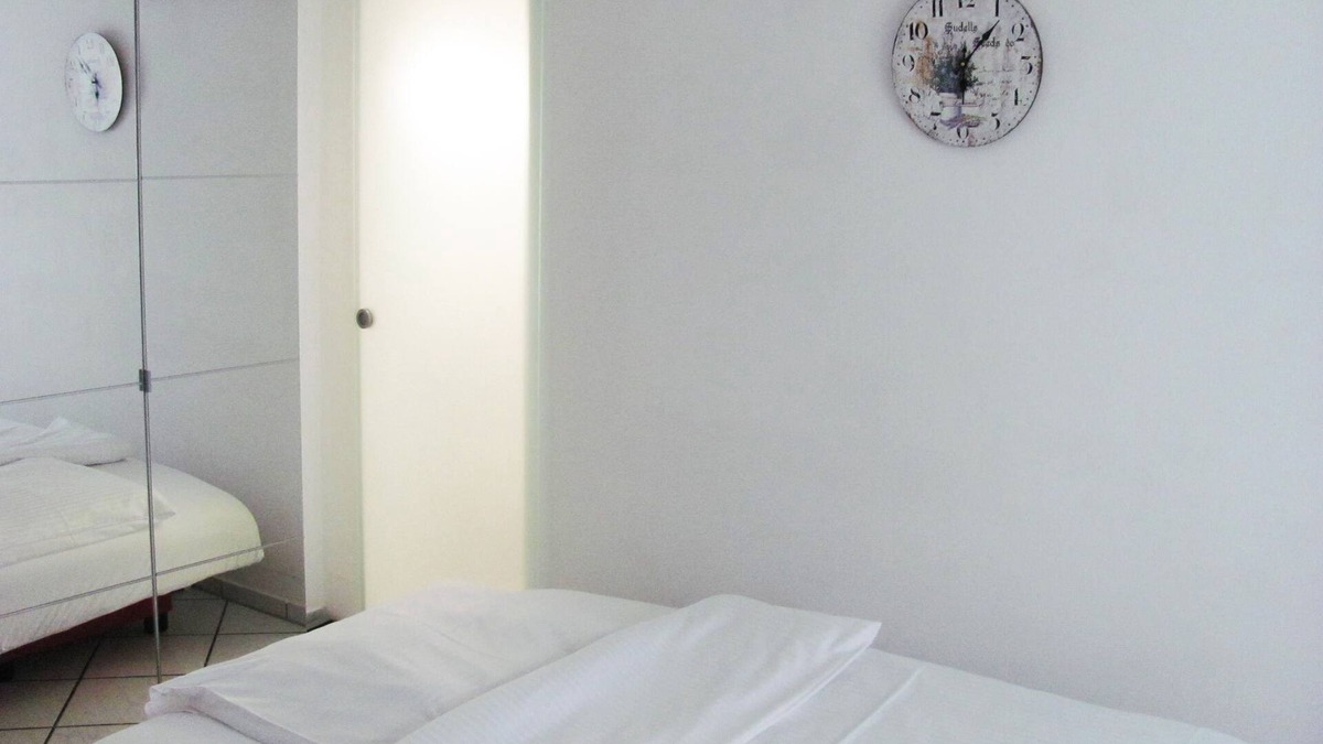Memmingen House | Room No 7 - Apartment Storchenfärbe