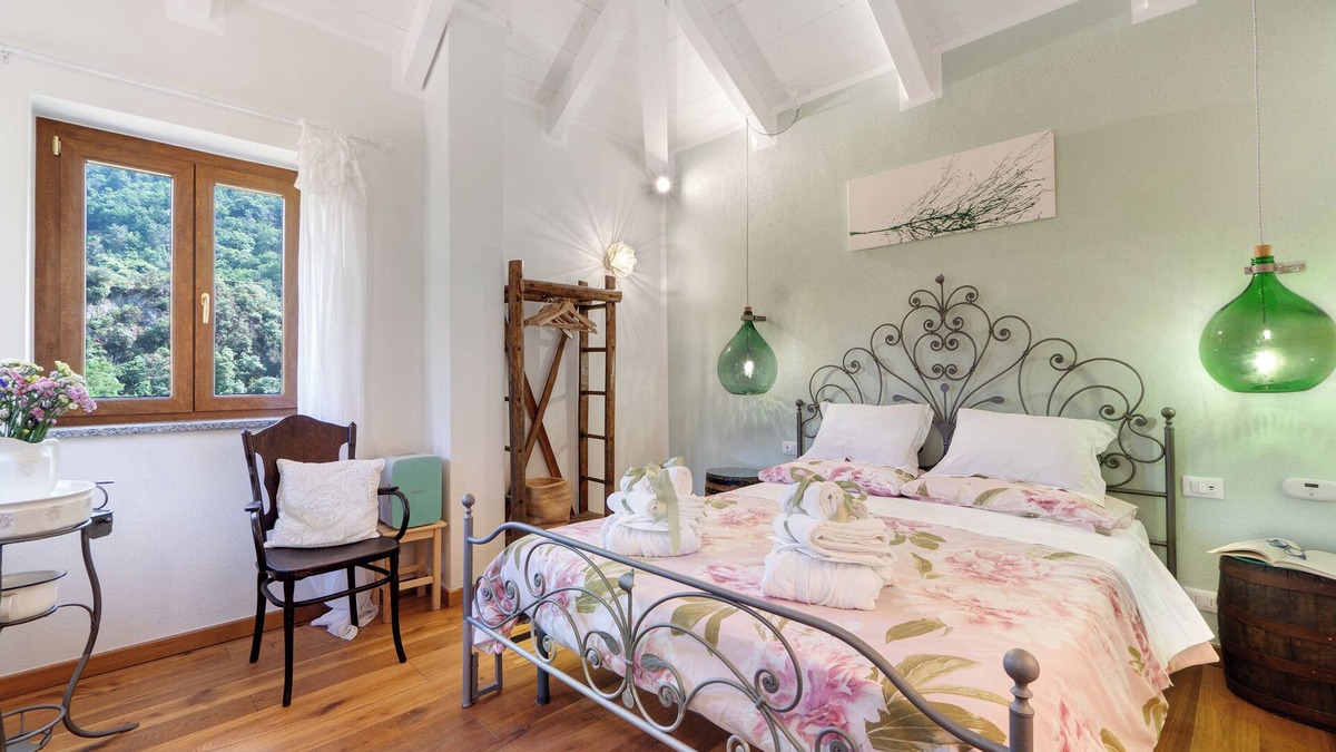 Albisola Superiore Apartment | Room 'Oiva' with Mountain View, Wi-Fi and Air Conditioning