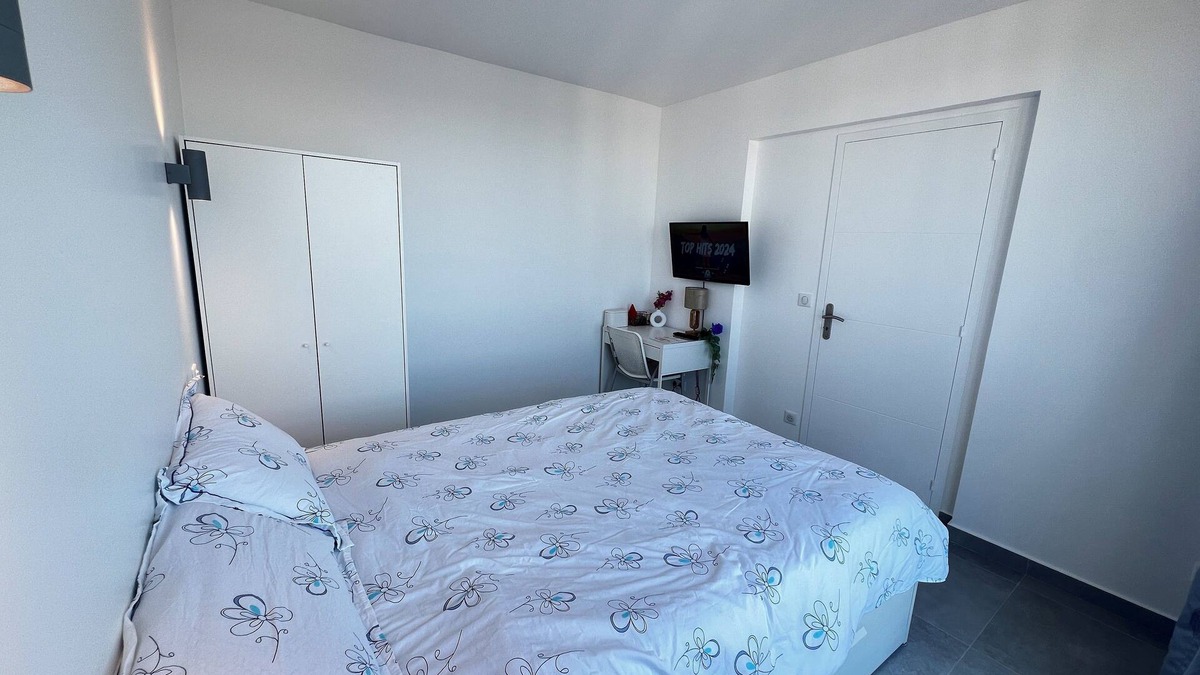 Rosny-sous-Bois Bed & Breakfast | Room Only-Serene stay with Chinese family