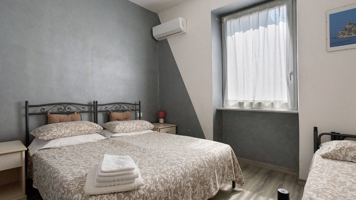 La Spezia Apartment | Room 'Portovenere' with Wi-Fi and air conditioning