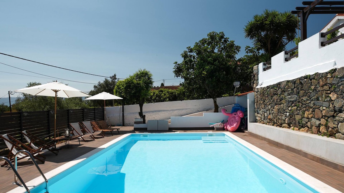 Vila Nova de Poiares Apartment | Room 'Quartinho Do Chafariz' with Mountain View, Wi-Fi and Air Conditioning
