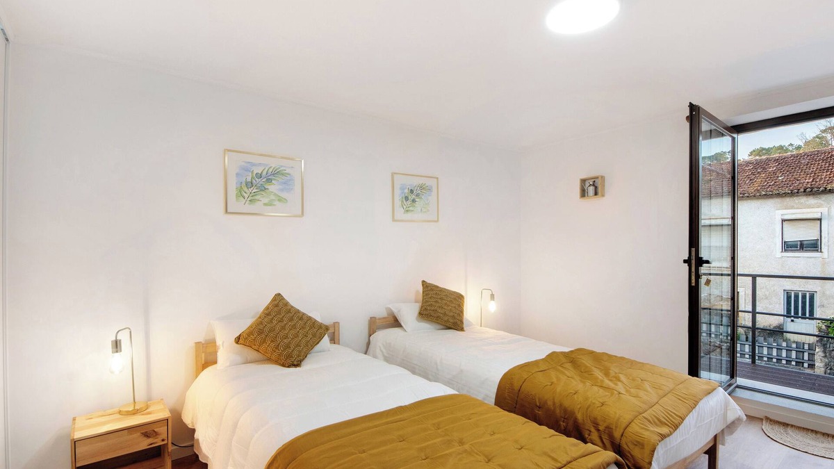 Coimbra Apartment | Room 'Quarto 2 Piso Superior - Quinta Df' with Mountain View, Wi-Fi and Air Conditioning