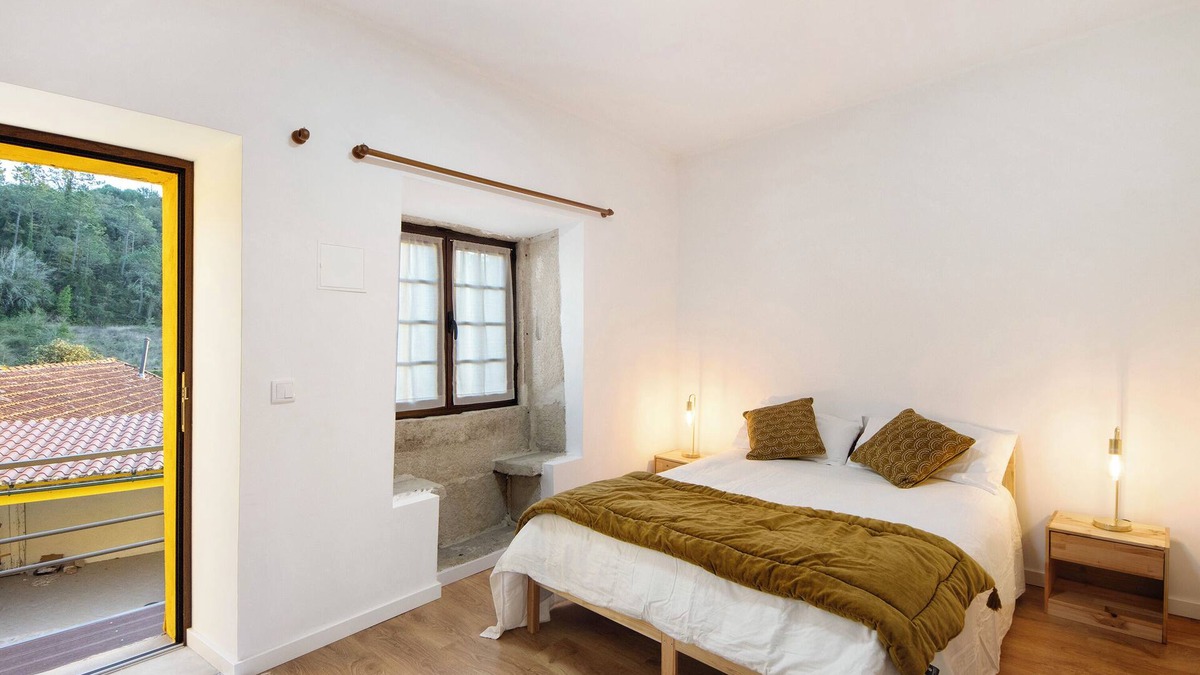 Coimbra Apartment | Room 'Quarto 4 Piso Superior - Quinta Df' with Mountain View, Wi-Fi and Air Conditioning