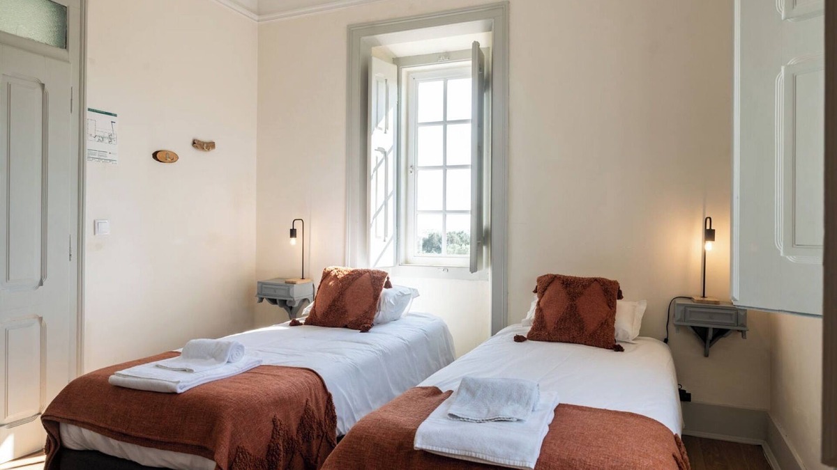 Cabeco de Vide Apartment | Room 'Quarto Twin Com Casa De Banho Privativa 1' with Shared Pool, Wi-Fi and Air Conditioning