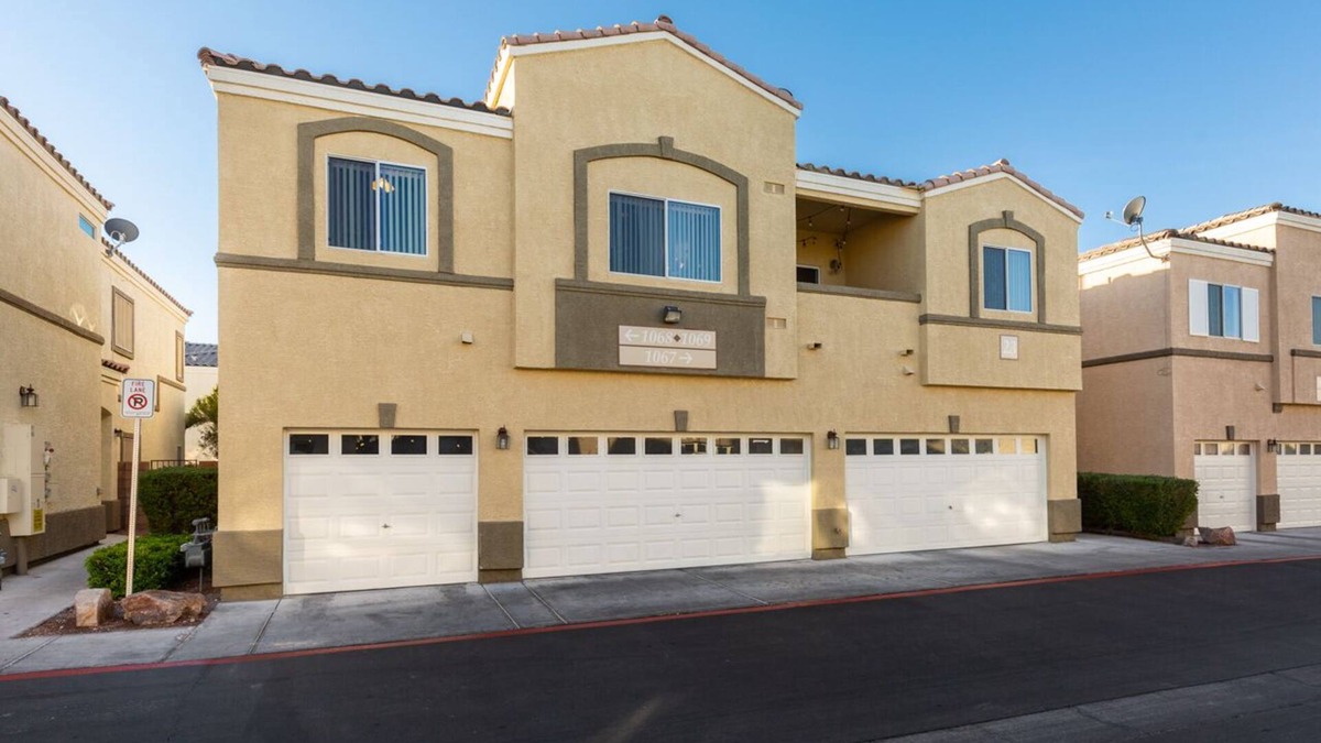 Orchards House | Room Rental,12 min Away From The Famous Las Vegas Strip!
