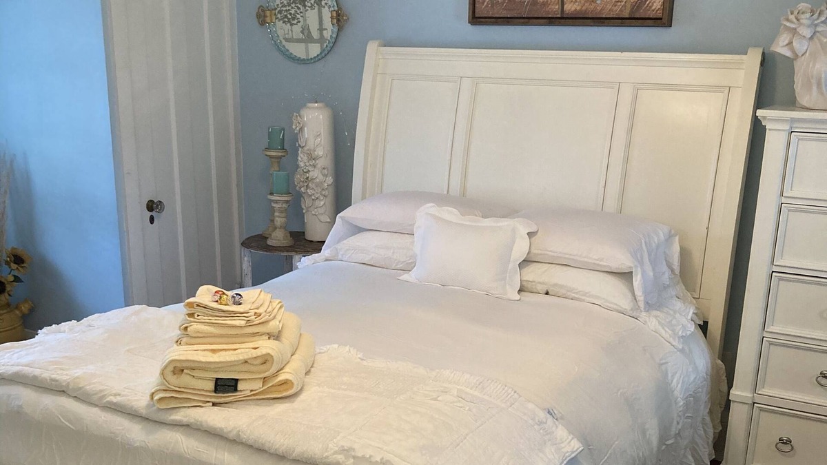 Haverford Cottage | Room rental in “cottage like” home
