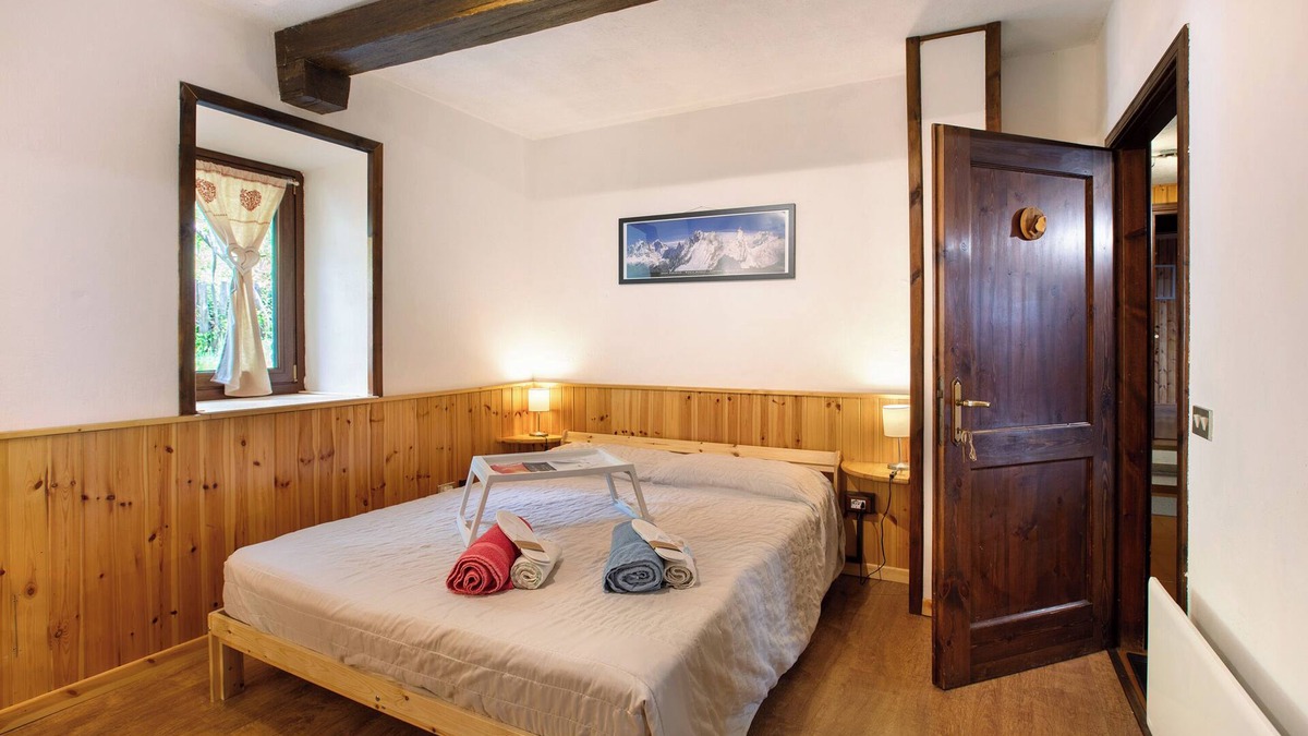Saint-Pierre Apartment | Room 'Sabot' with Shared Terrace, Private Garden and Wi-Fi