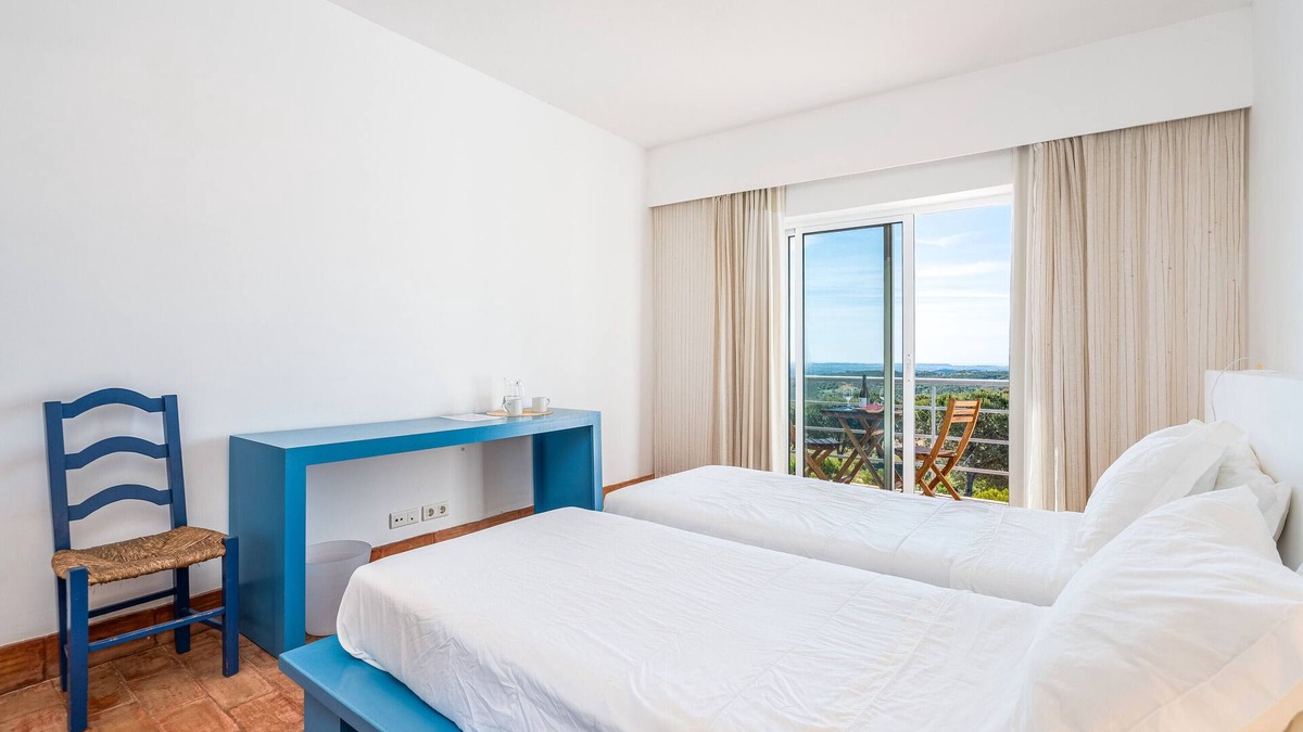 Aljezur Apartment | Room 'Setembro' with Sea View, Shared Pool and Wi-Fi