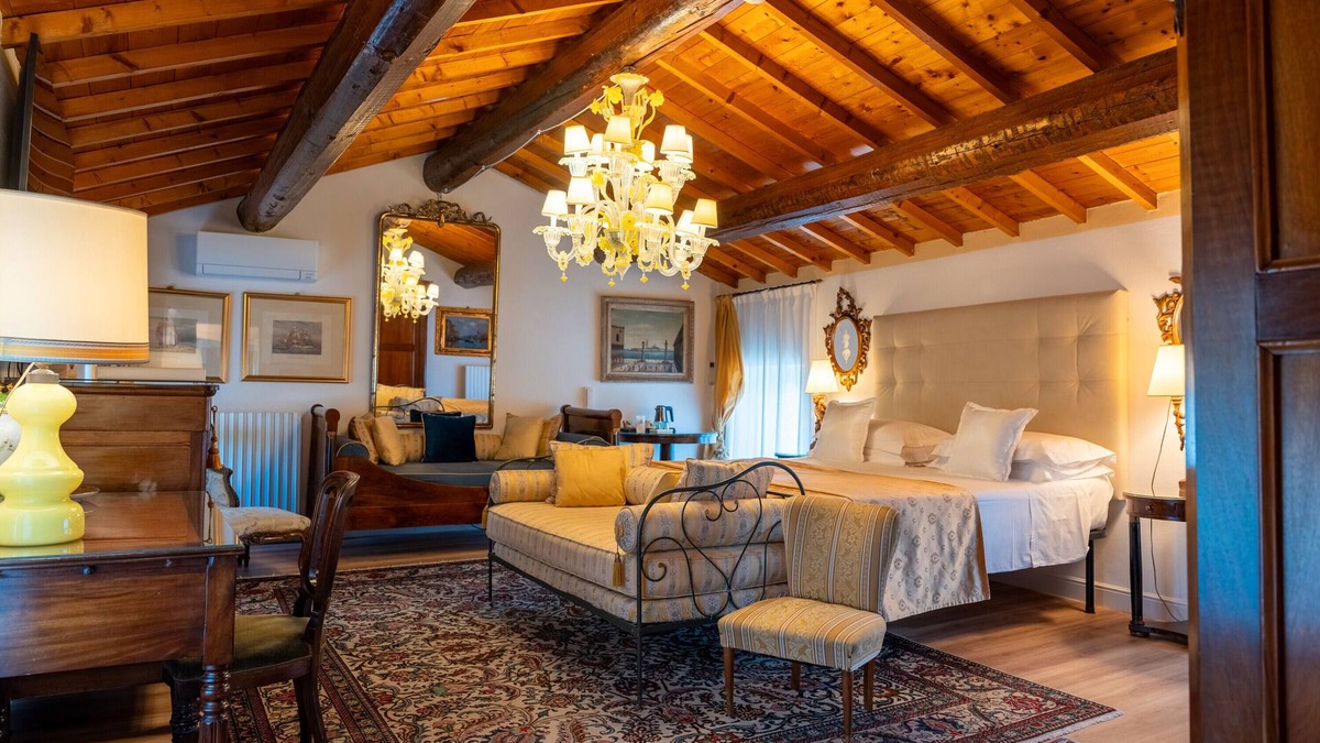 Sommacampagna Apartment | Room 'Suite Dei Velieri' with Shared Pool, Wi-Fi and Air Conditioning
