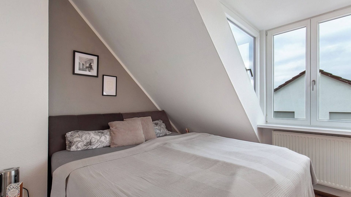 Bad Soden am Taunus Apartment | Room 'Taunus-Zimmer Skyline-Blick' with Wi-Fi
