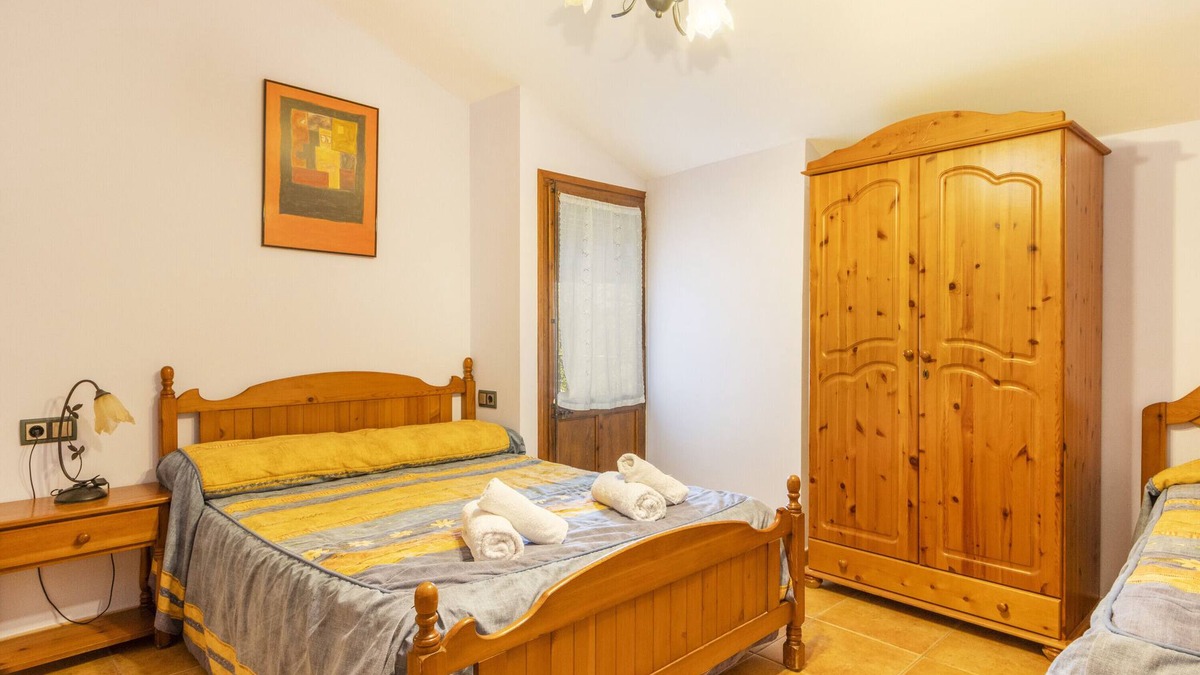 Gavet de la Conca Apartment | Room 'Triple 3' Casa Roca-Sant Martí de Barcedana with Wi-Fi and Air Conditioning.