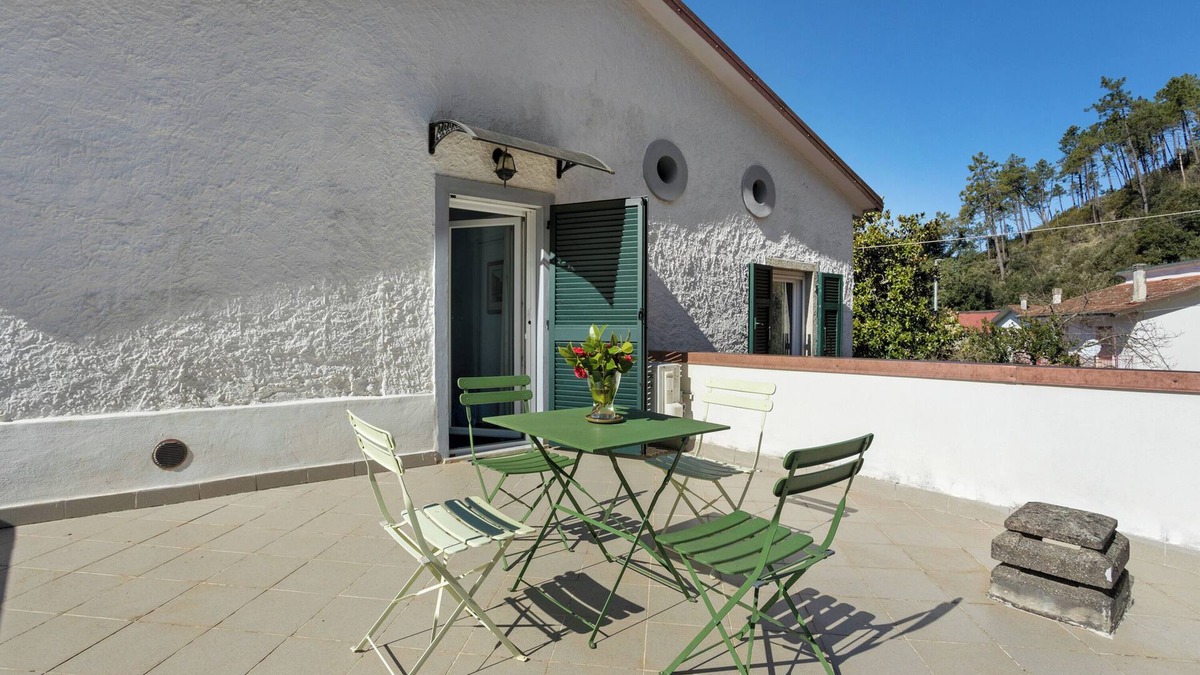 Rocchetta di Vara Apartment | Room 'Tripla Con Balcone' with Mountain View, Wi-Fi and Air Conditioning