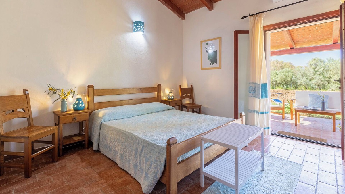 Santa Maria La Palma Apartment | Room 'Tripla' with Private Terrace, Wi-Fi and Air Conditioning