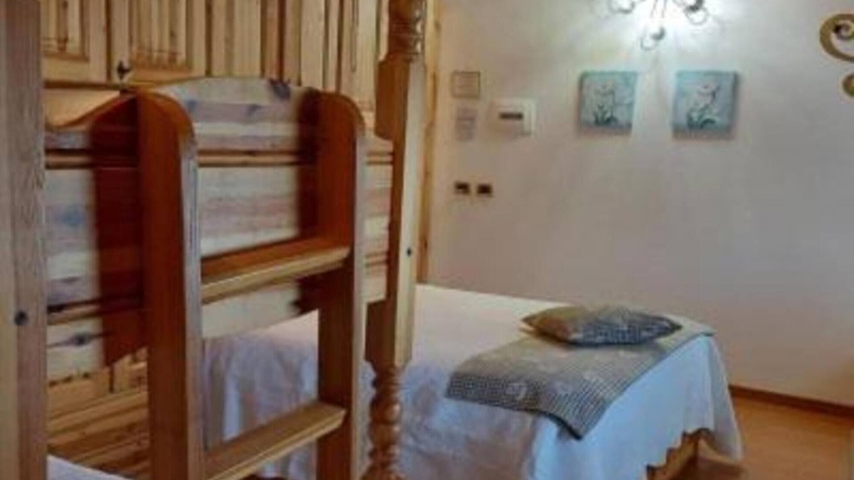 Santo Stefano dʼAveto Apartment | Room 'Viola' with Mountain View, Shared Pool and Wi-Fi