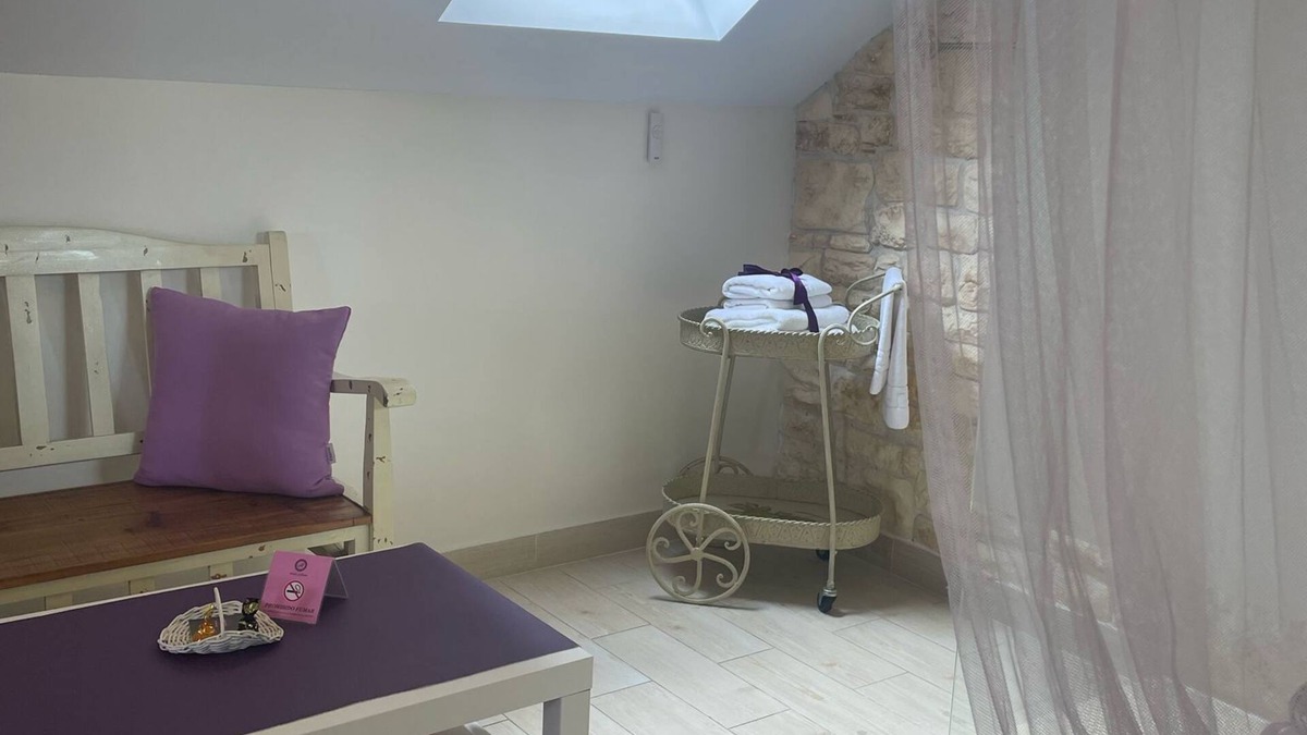 Marina de Cudeyo Apartment | Room 'Violeta' with Mountain View, Shared Terrace and Wi-Fi
