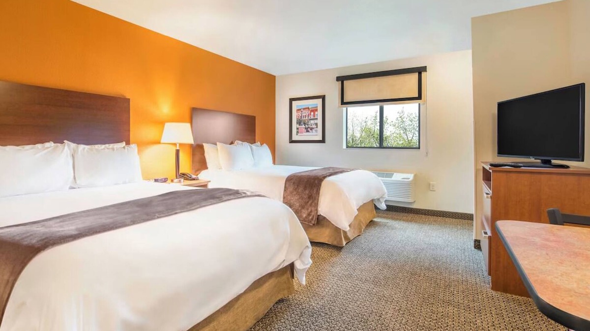 West Valley City Hotel | Room w/Kitchen Steps from Maverik Center! Perfect for Event Goers! Pet Friendly