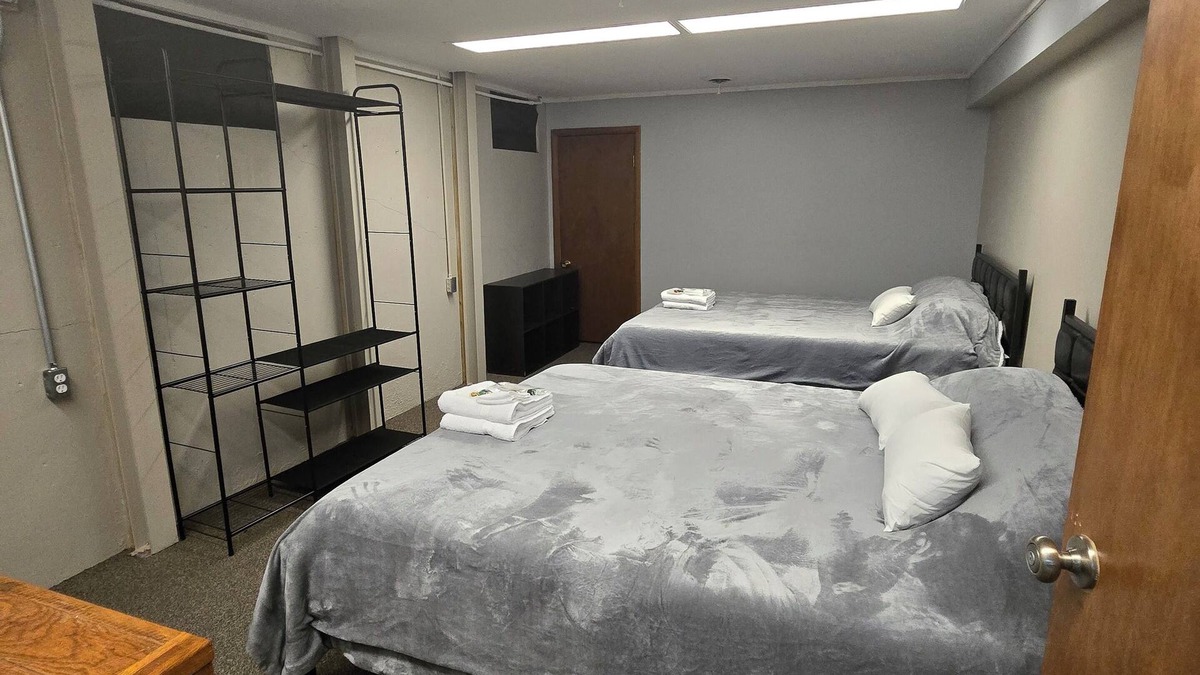 Burlington House | Room with 2 Queen beds