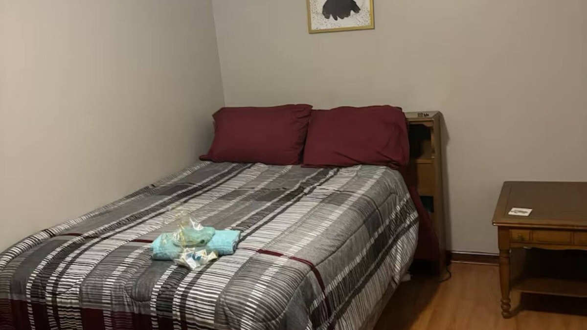 Disputanta House | Room with a Full Bed in a quiet neighborhood. I-95, VSU, Fort Gregg Adams near