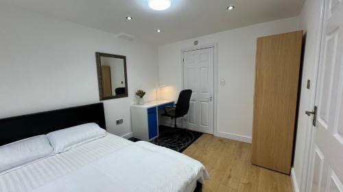 Ashford House | Room with en-suite facilities