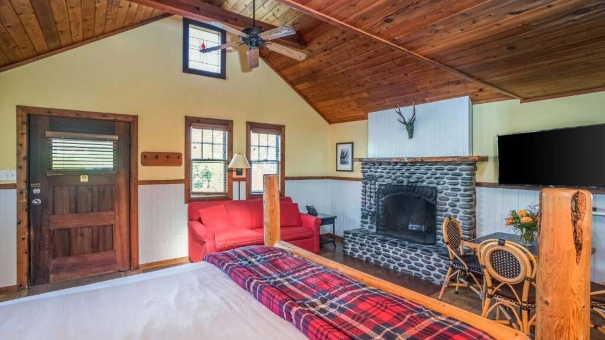 Downtown Cannon Beach Hotel | Room with Full Kitchen at Cannon Beach Hotel Collection! Beach Access