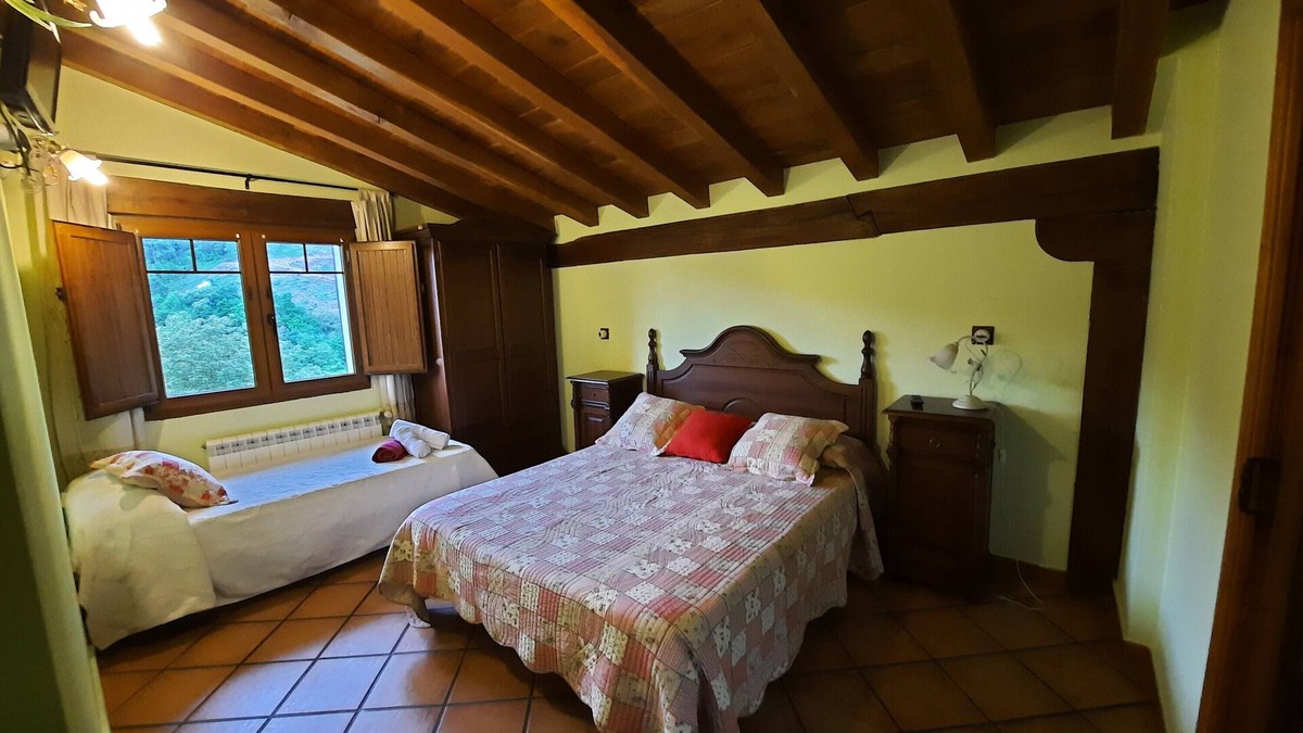Valle de Carranza Apartment | Room with Mountain Views, Shared Garden and Wi-Fi