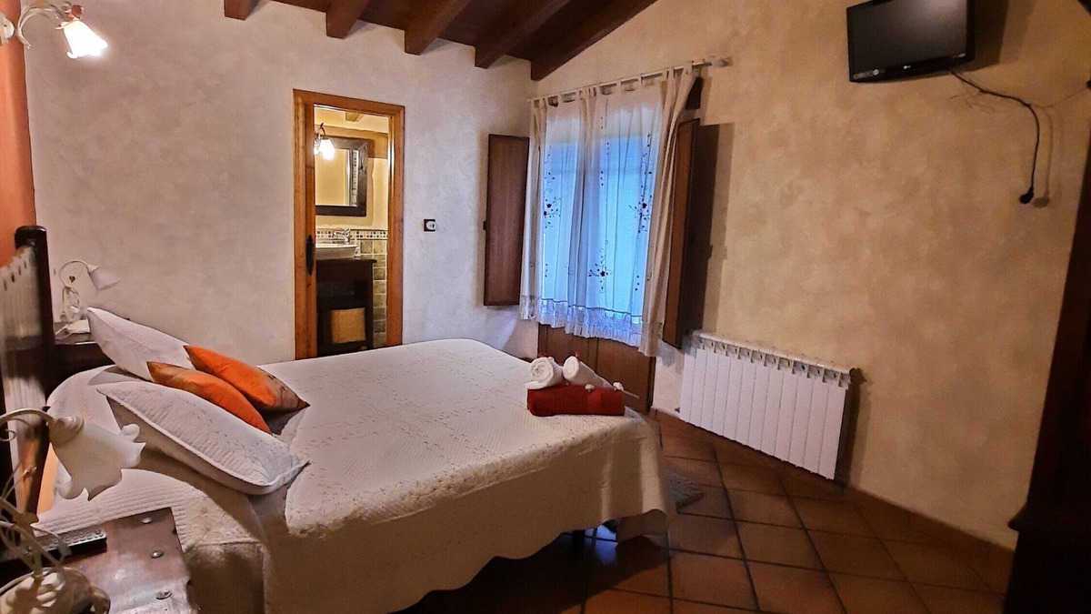 Valle de Carranza Apartment | Room with Mountain Views, Shared Garden and Wi-Fi