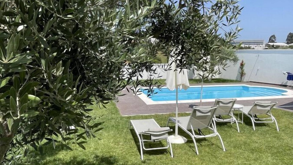 Penacova House | Room with nature motive and pool