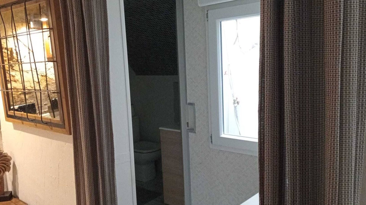 Nou Barris House | Room with private bathroom 3