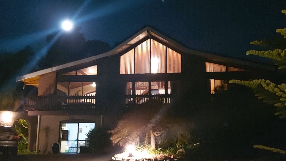 Tauranga Bed & Breakfast | Room with Queen bed. Close to all Bay attractions. Free Wifi & safe parking.