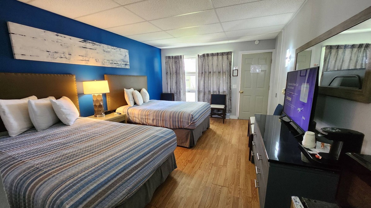 Lake George Hotel | Room with two double beds, Lake George
