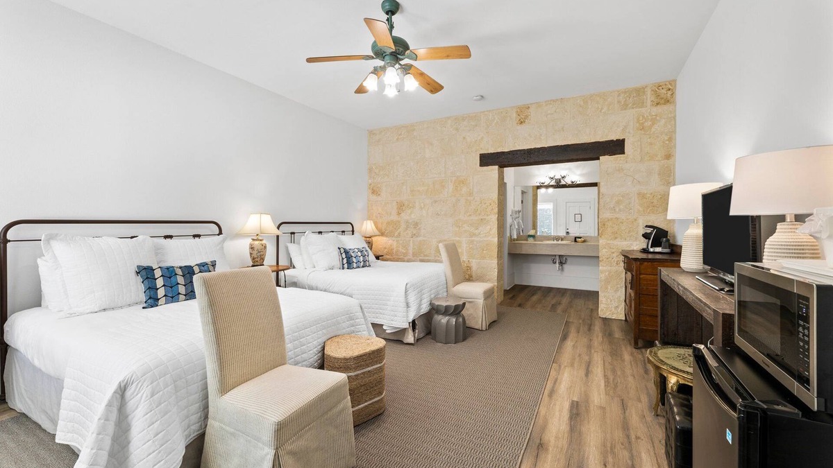 Comfort Hotel | Room with Two Queen Beds, microwave, mini-fridge, gas fireplace and porch
