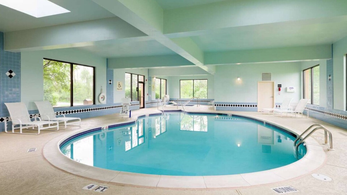 Carlisle Hotel | Room with Whirlpool & Free Breakfast – Just Minutes from Carlisle Army Barracks