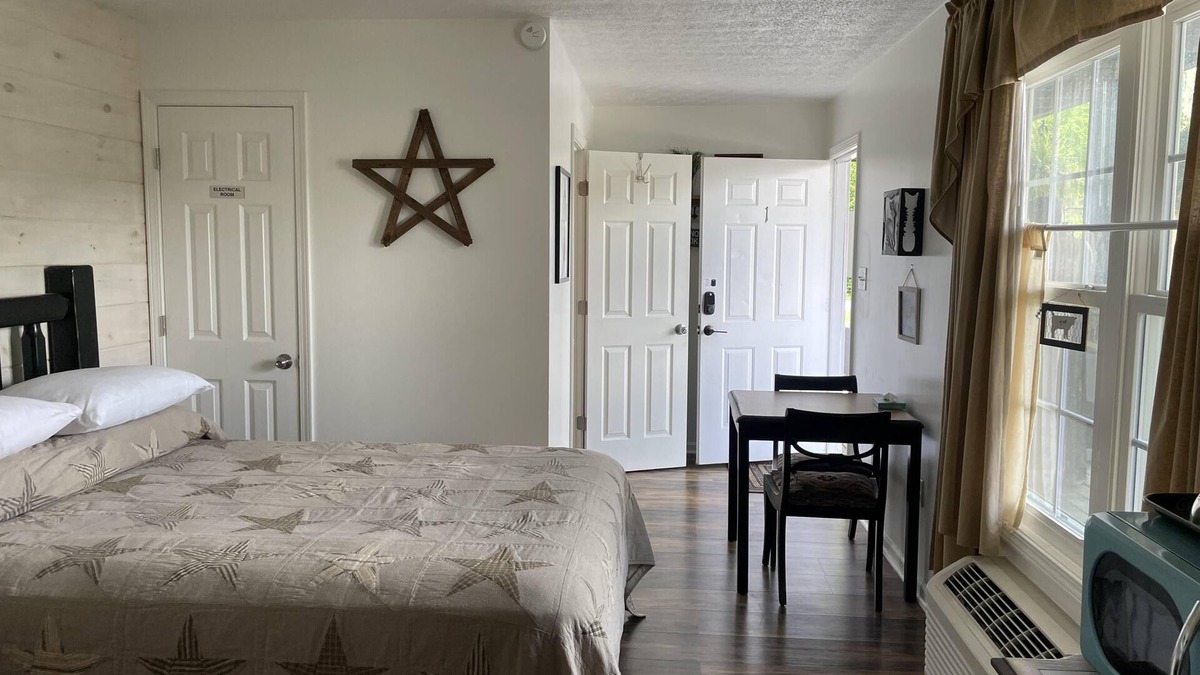 Clay City Cabin | Room with wi-fi, mini fridge and microwave Red River Gorge area