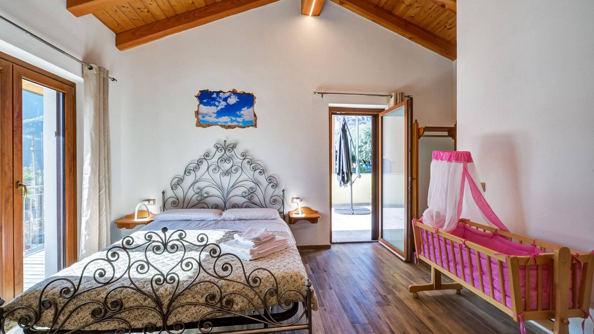 Donnas Bed & Breakfast | Room 'Zaffiro' with Mountain View and Wi-Fi