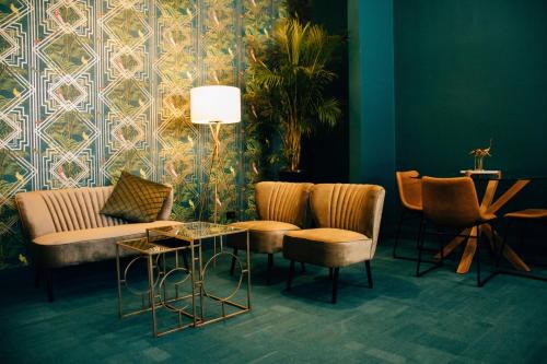 Leeton Apartment | Rooms of Renown - The Enterprise Suite