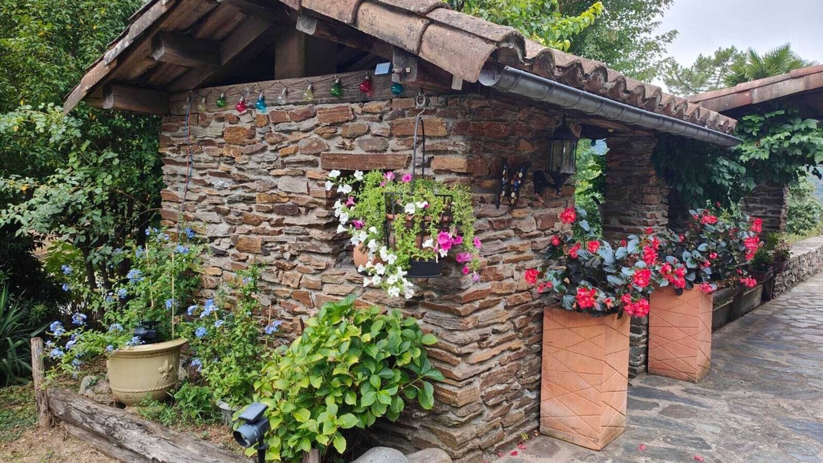 Saumane Apartment | Rooms with shared terrace, shared garden and Wi-Fi