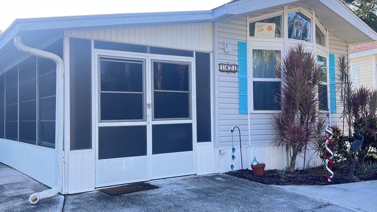 Braden River House | Roomy 2 Bed home in Sarasota Resort; near Siesta Key Beach! Includes golf cart.