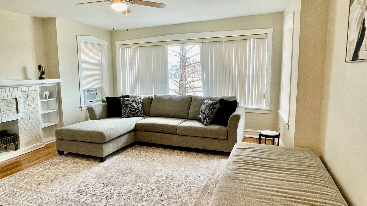 Oak Park Apartment | Roomy 2 bedroom Long-term Stay Apartment in Oak Park near downtown Chicago