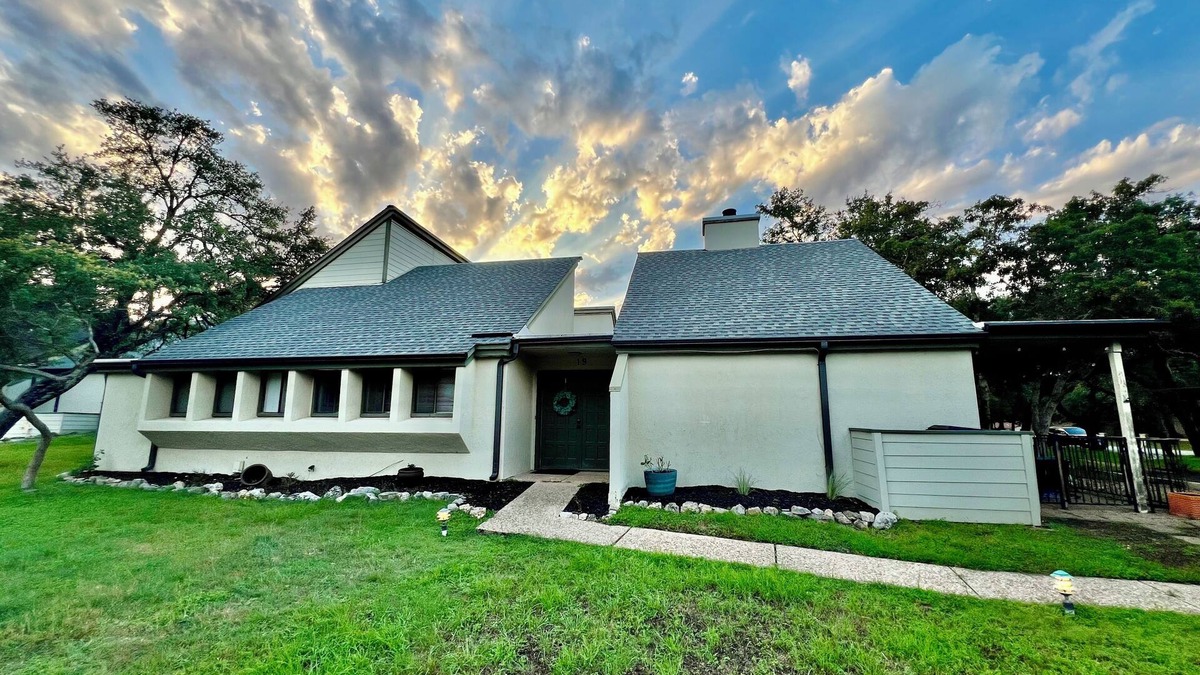 Lakeway House | Roomy 3bed/2bath by Lake Travis with community pool, pets welcome!