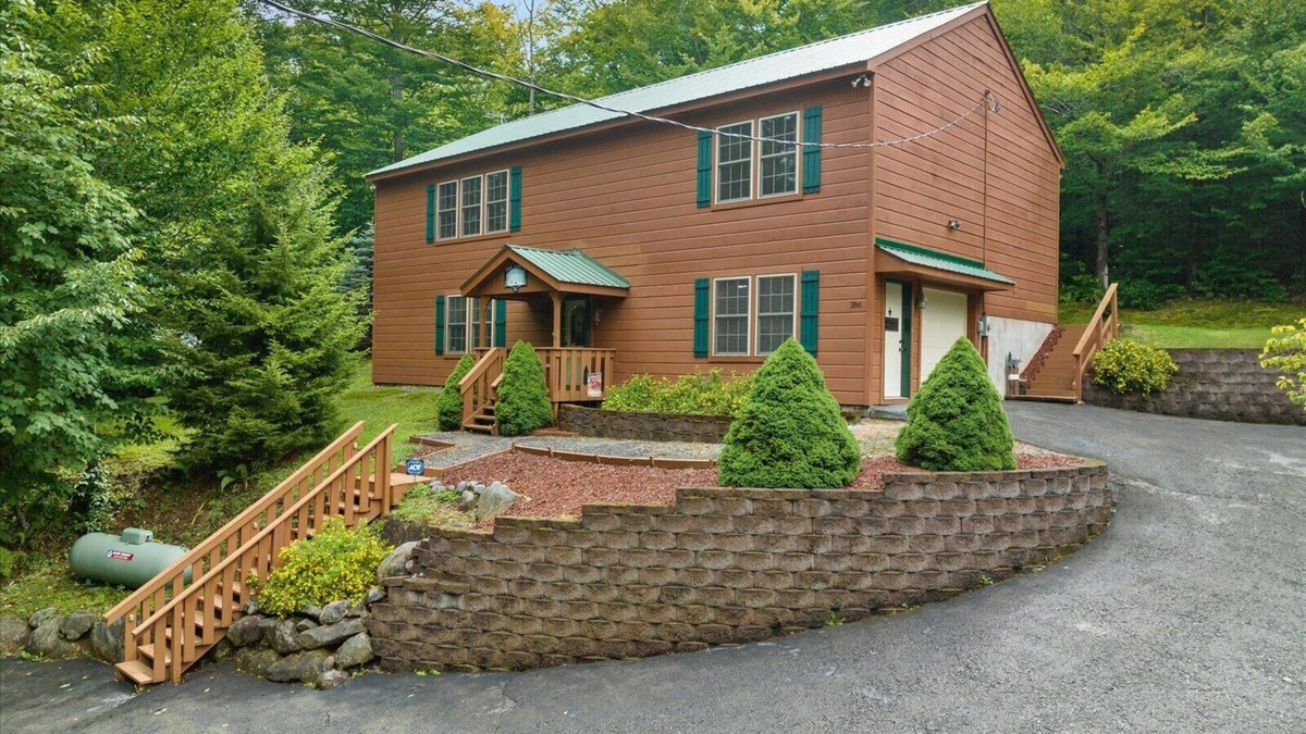 Old Forge Cabin | Roomy 3BR Cabin, easy access to snowmobile trail 4 & Hollywood Hills beach/boat