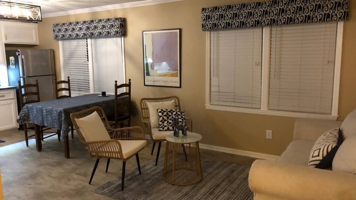 Harbison Apartment | ROOMY APARTMENT IN QUIET NEIGHBORHOOD CLOSE TO EVERYTHING!