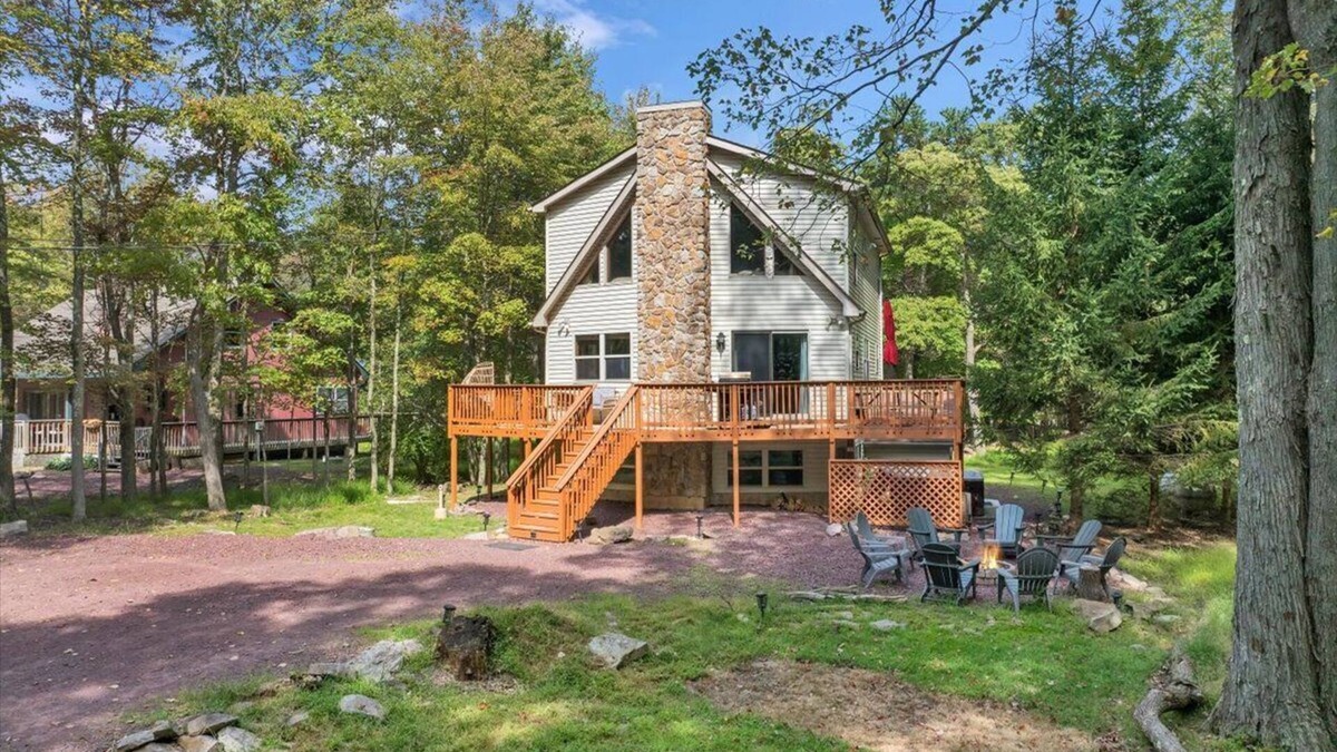 Lake Harmony Estates Ski Chalet | roomy CHALET-3 mts WALK2LAKE w/LINENS/FIREPIT/HOTTUB/GAMES/BB&JACK FROST Ski mts
