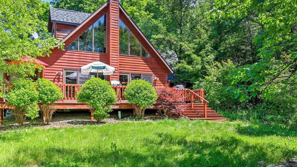 Egg Harbor House | Roomy House on 2 Acres - 2 Mi to Egg Harbor Beach!