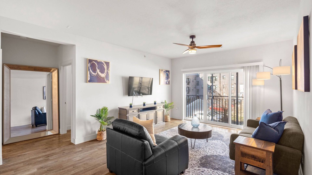 Country Club Plaza Area Apartment | Roomy Plaza 2bed w/Den and WK Space